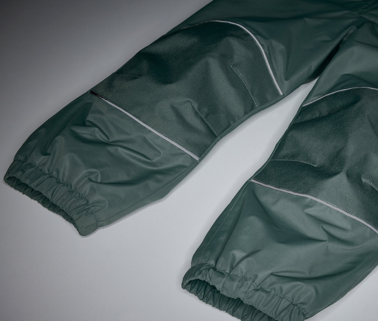 Detail detských termo nohavíc do dažďa.