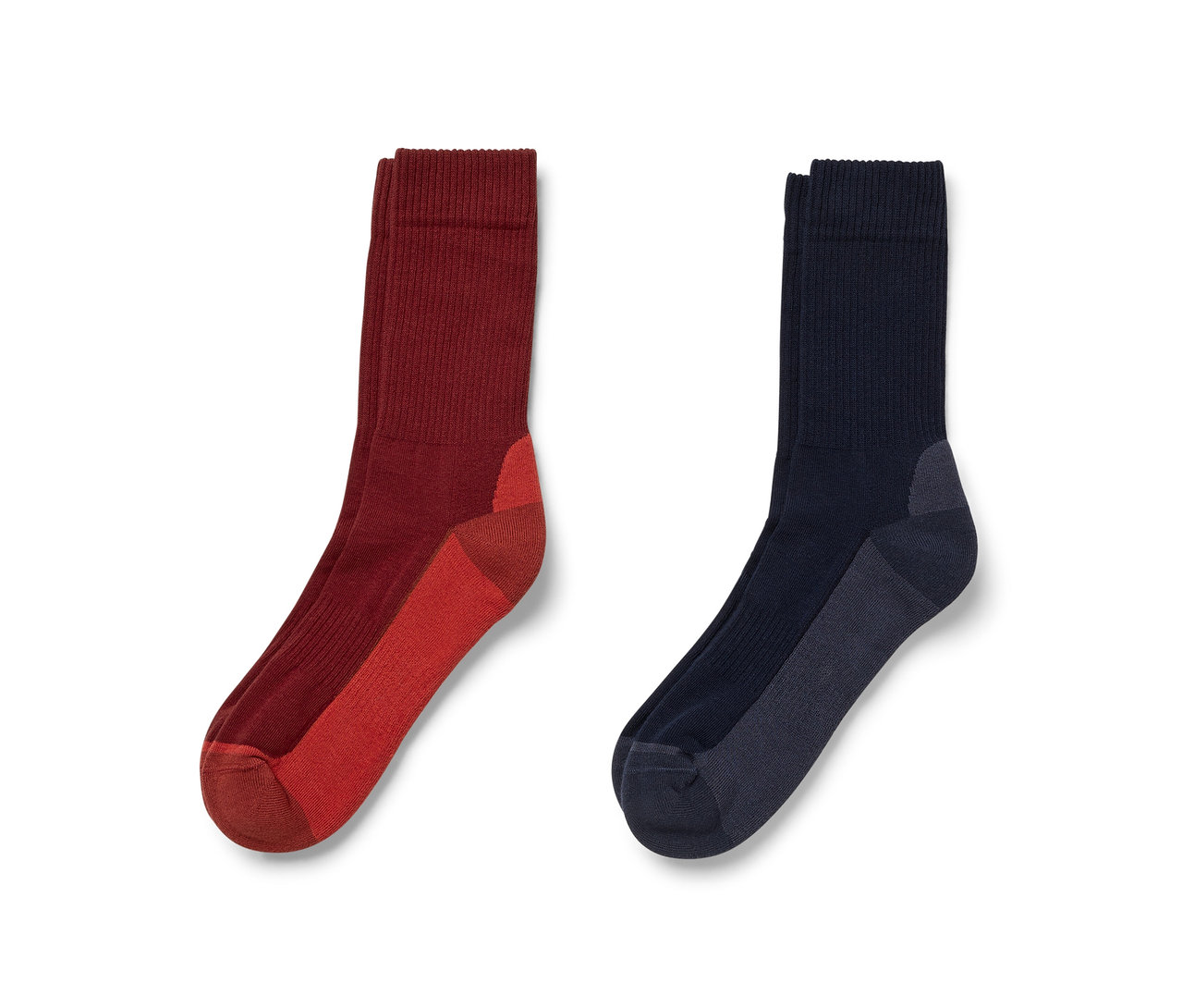 Dva páry outdoorových ponožiek: jeden pár je bordový a červený, druhý pár je tmavomodrý a sivý.