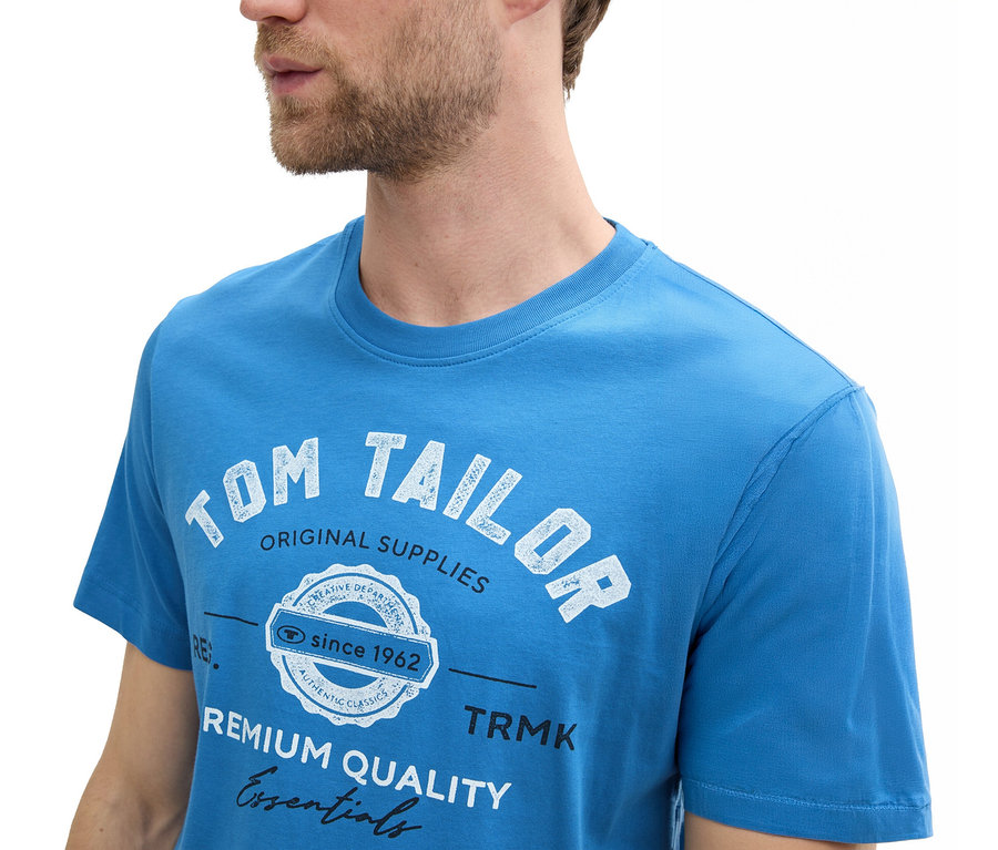 Muž má na sebe tričko s logom Tom Tailor, sapphire blue.