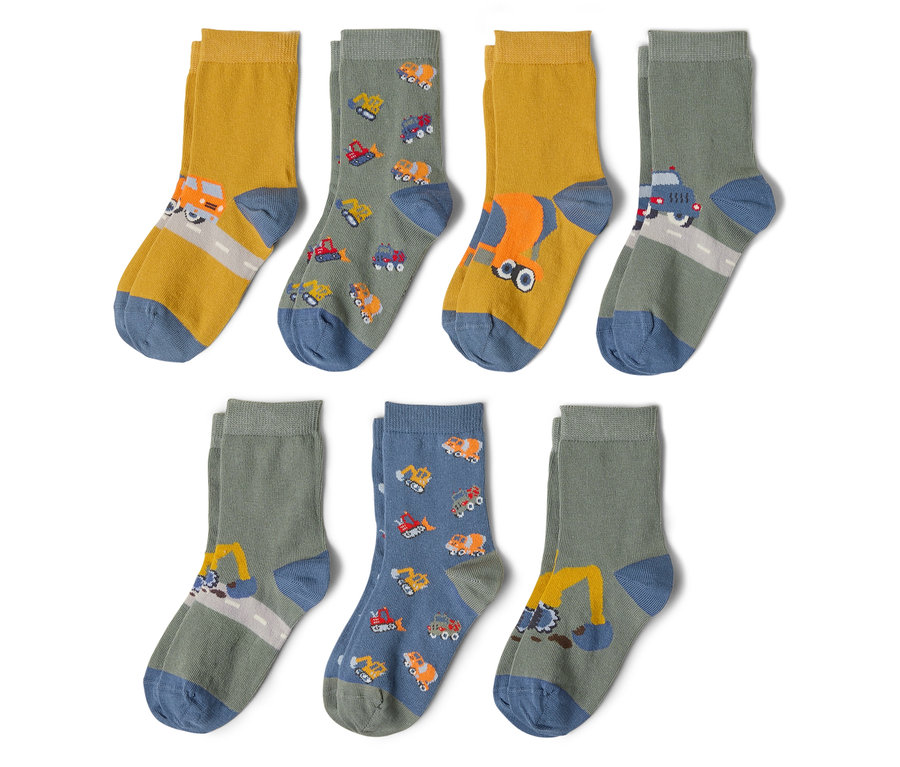 Na bielom pozadí leží šesť párov ponožiek. Ponožky sú potlačené rôznymi stavebnými vozidlami, ako sú bagre, nákladné autá a miešačky betónu.