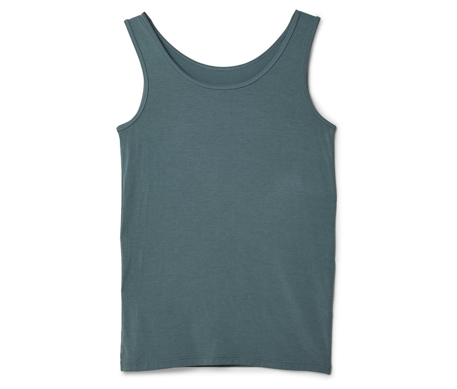 Sivé tielko leží na bielom pozadí.