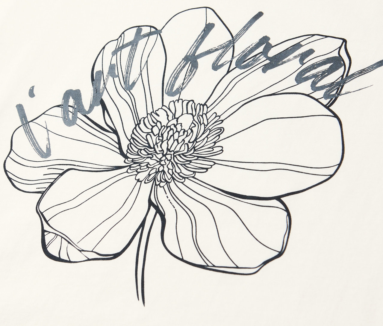 Detail trička Street One s kvetinovým vzorom a nápisom.