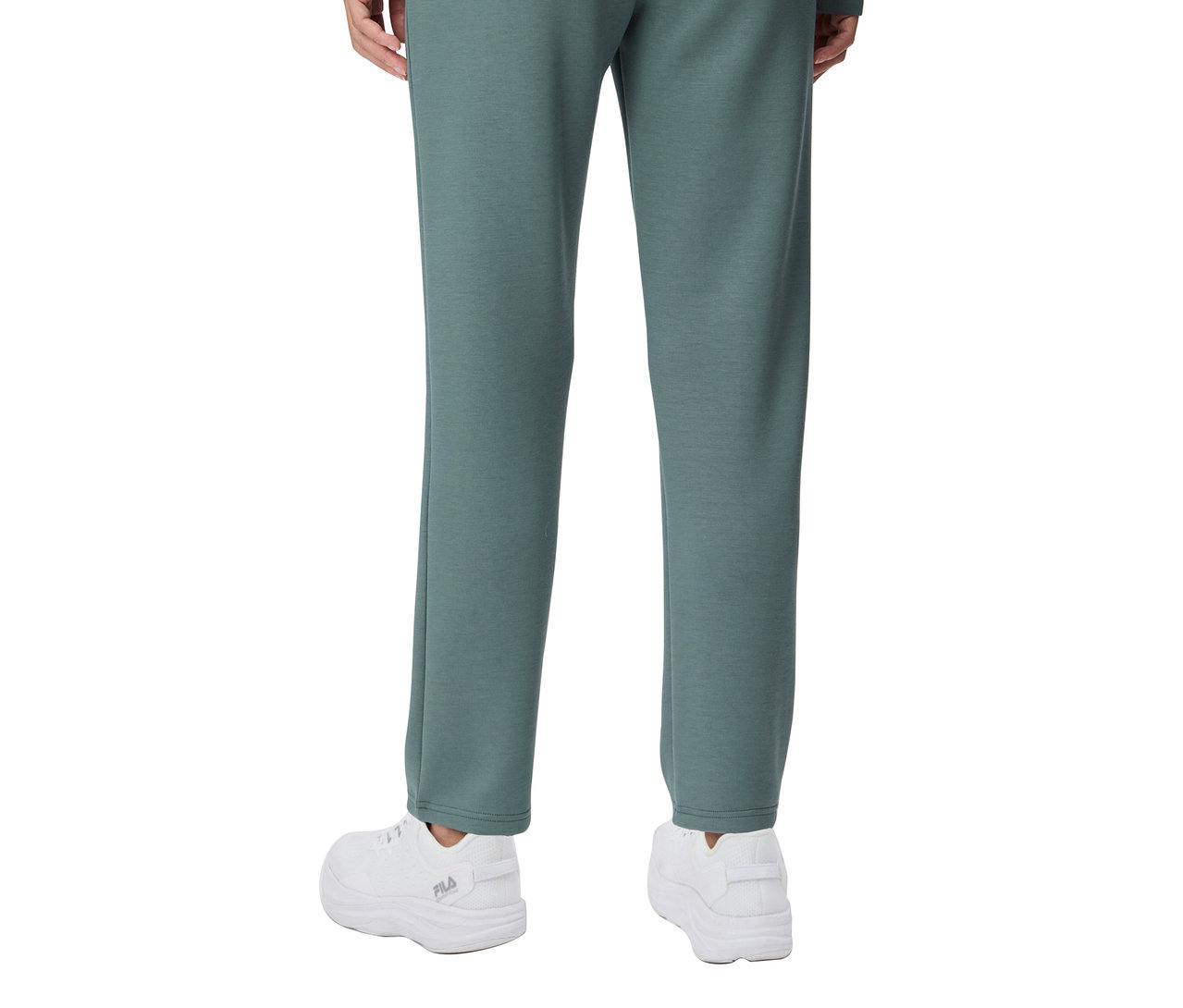 Pohľad zozadu na osobu, ktorá má na sebe dámske plazzo nohavice FILA z modalu a biele tenisky.