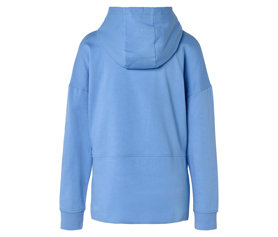 Pohľad zozadu na svetlomodrú mikinu s kapucňou.