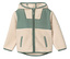 Na bielom pozadí leží krémovo-zelená bunda s kapucňou.