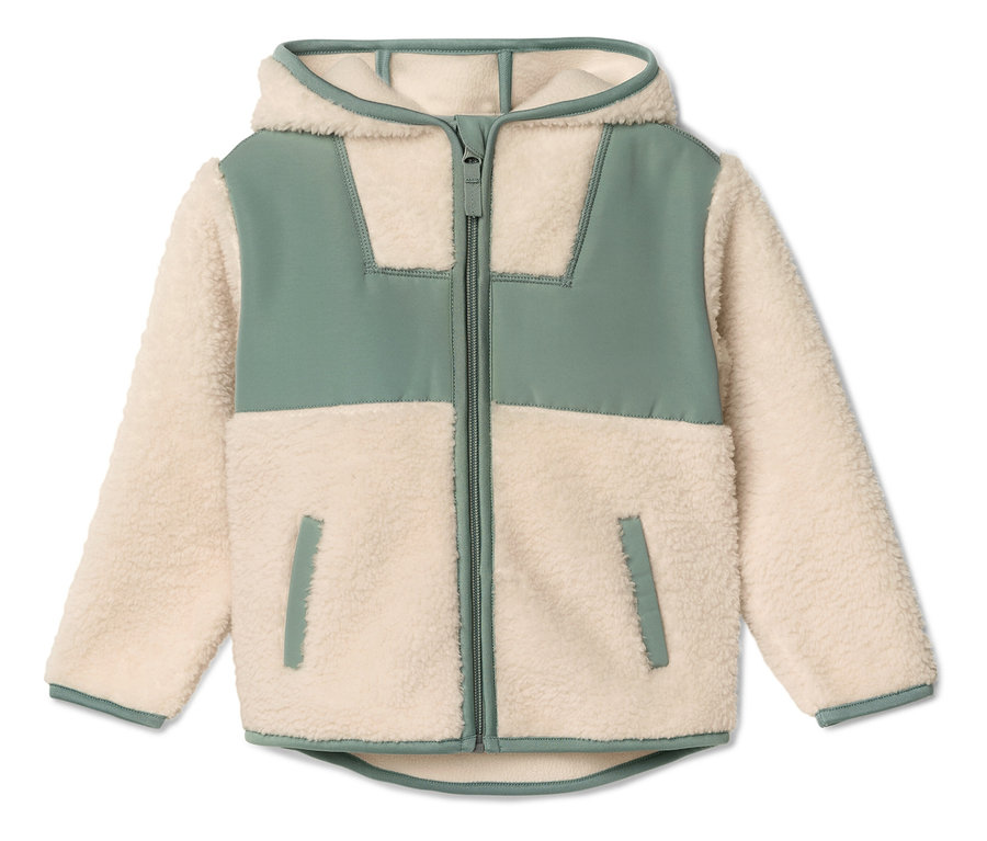 Na bielom pozadí leží krémovo-zelená bunda s kapucňou.