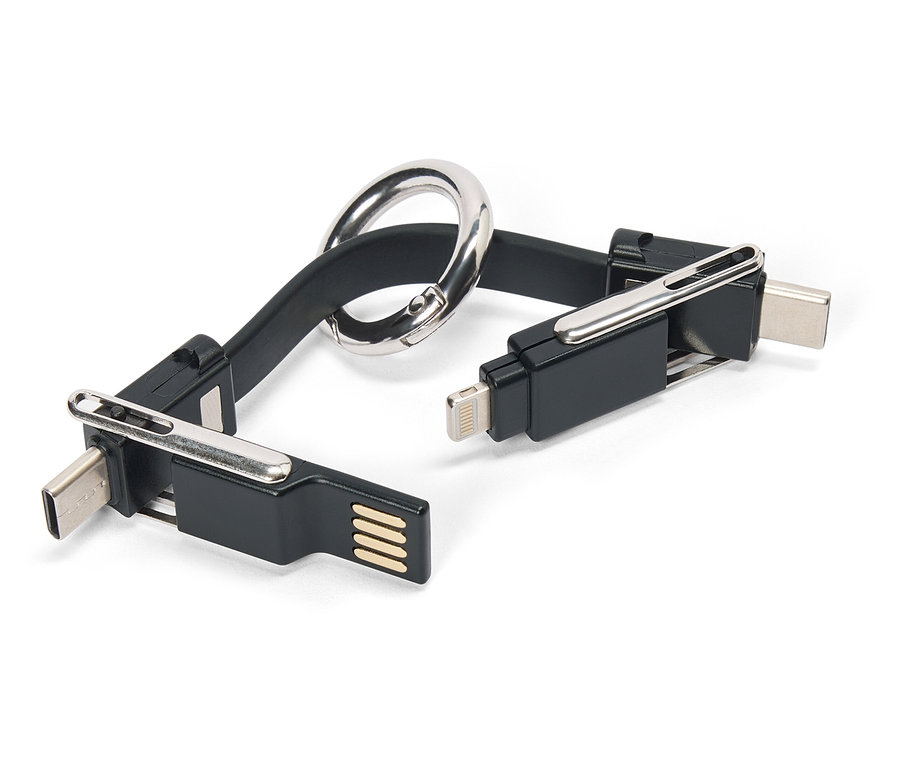 Čierny USB kábel s rôznymi konektormi a striebornou karabínou leží na bielom pozadí.