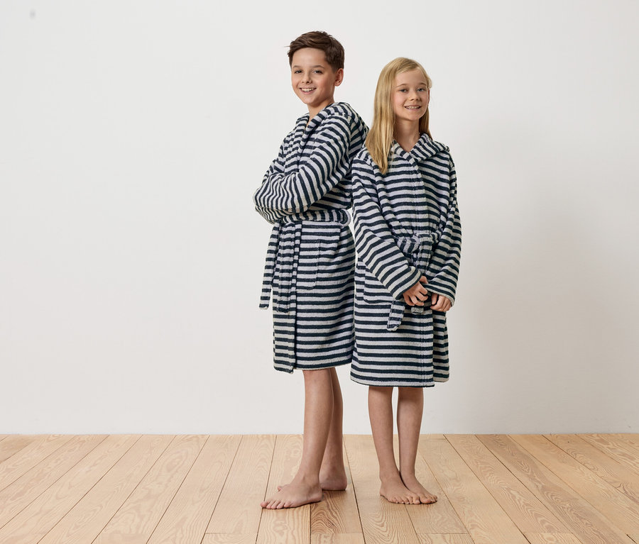 Chlapec a dievča stoja chrbtom k sebe a majú na sebe pruhované župany.