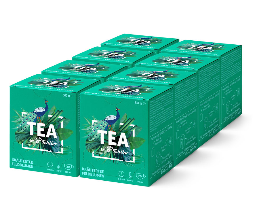 Niekoľko balení bylinkového čaju Feldblumen od spoločnosti Tchibo usporiadaných v rade.