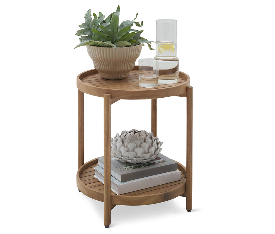 Dvojposchodový drevený príručný stolík s rastlinou, nápojmi a dekoráciou.