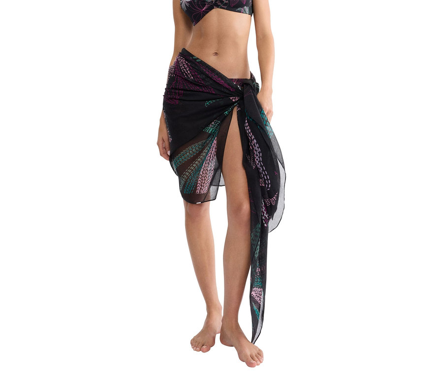 Žena má na sebe priehľadný čierny sarong s farebným vzorom.
