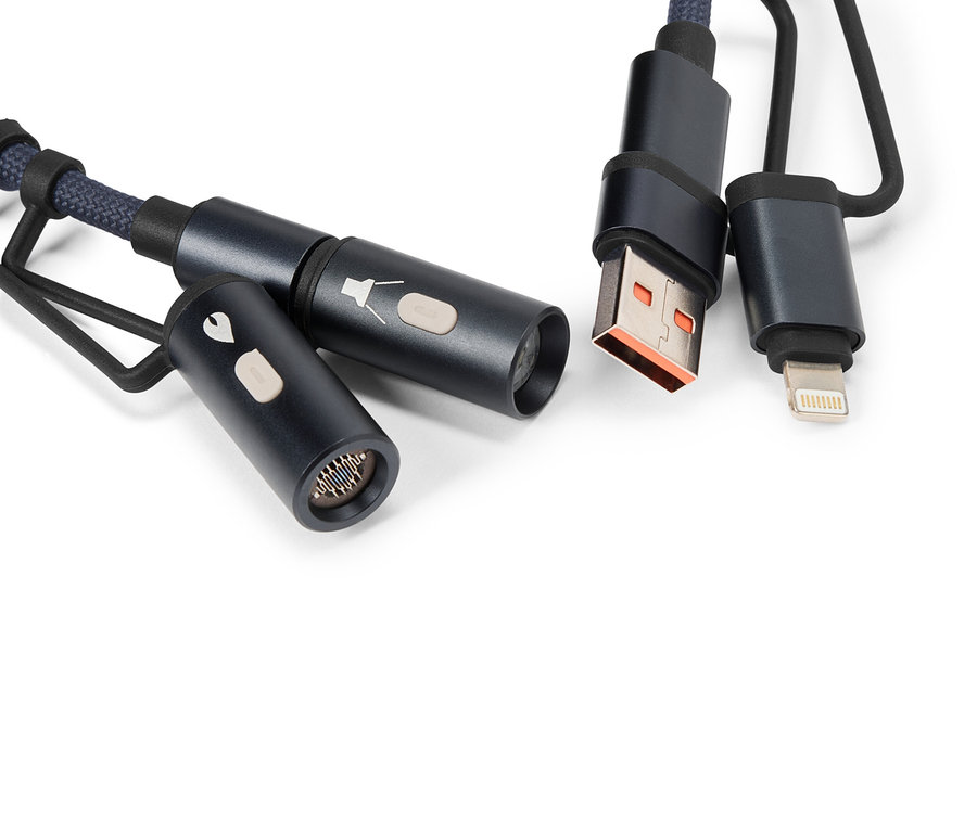 Detailný záber modrého USB kábla s USB, iPhone a mikrofónovými konektormi na bielom pozadí.