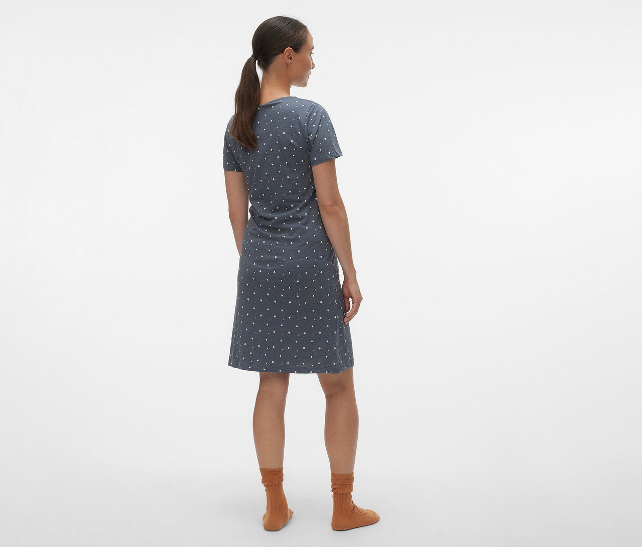 Žena zozadu v nočnej košeli MAMALICIOUS »MLMIRA« s bodkovaným vzorom a hnedými ponožkami.