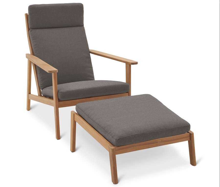 Sivohnedé kreslo s podnožkou na bielom pozadí.