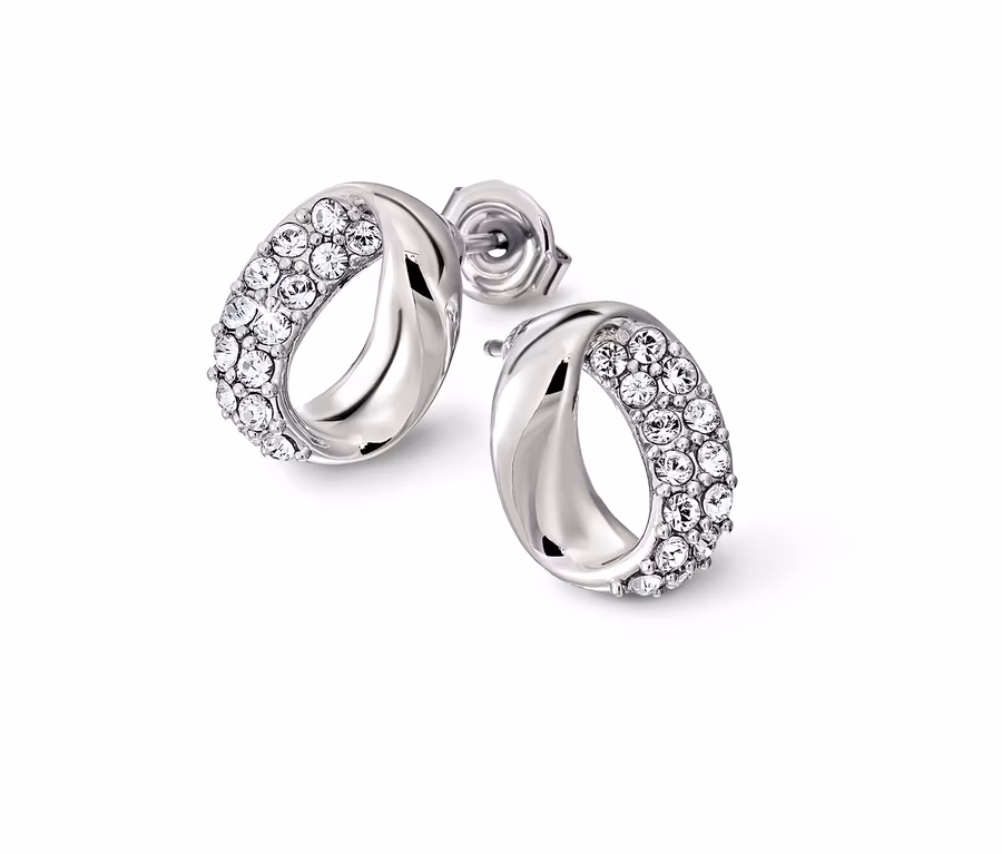 Dvoje oválne náušnice zdobené krištáľmi od Swarovski® na bielom pozadí.