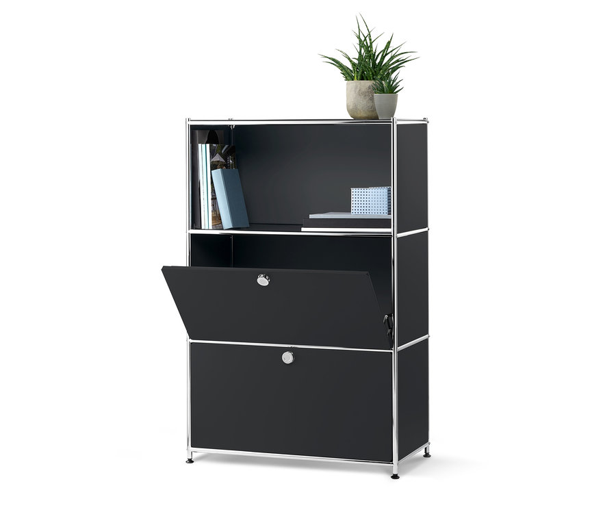 Čierny kovový regál s 2 výklopnými priehradkami, jedna priehradka je otvorená. Na hornej polici sú knihy a dve rastliny v kvetináčoch.