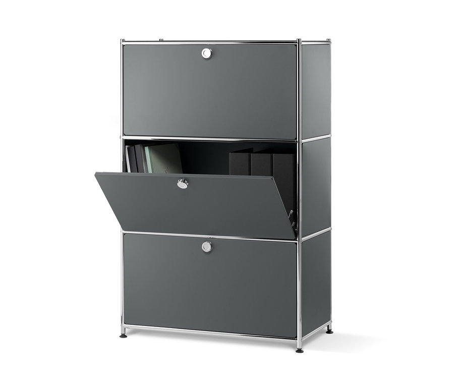 Sivý kovový regál s 3 výklopnými priehradkami, pričom jedna je otvorená.