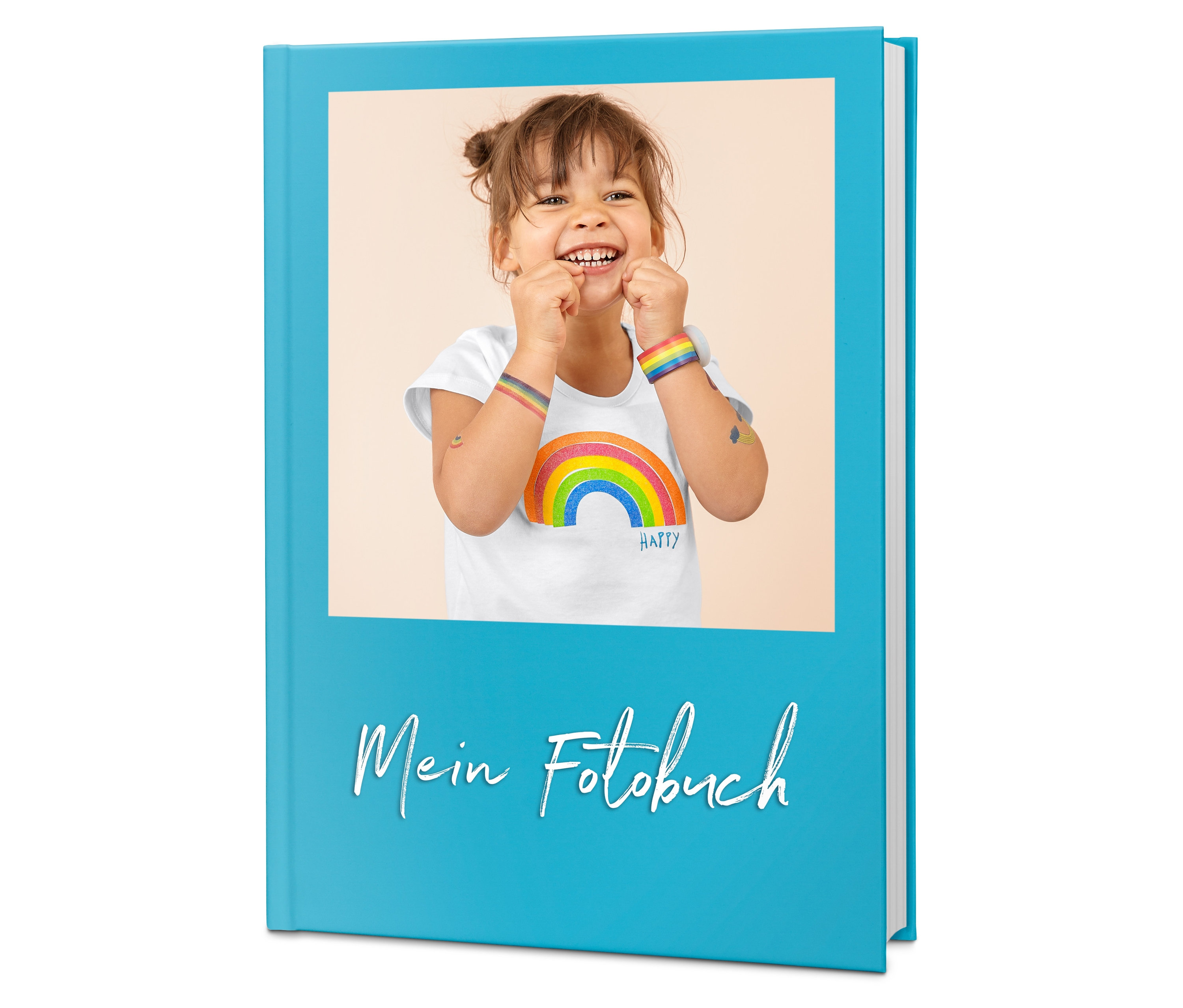 Na obálke modrého fotoalbumu je fotografia usmievajúceho sa dievčatka v tričku s dúhou a detskými tetovaniami na rukách.