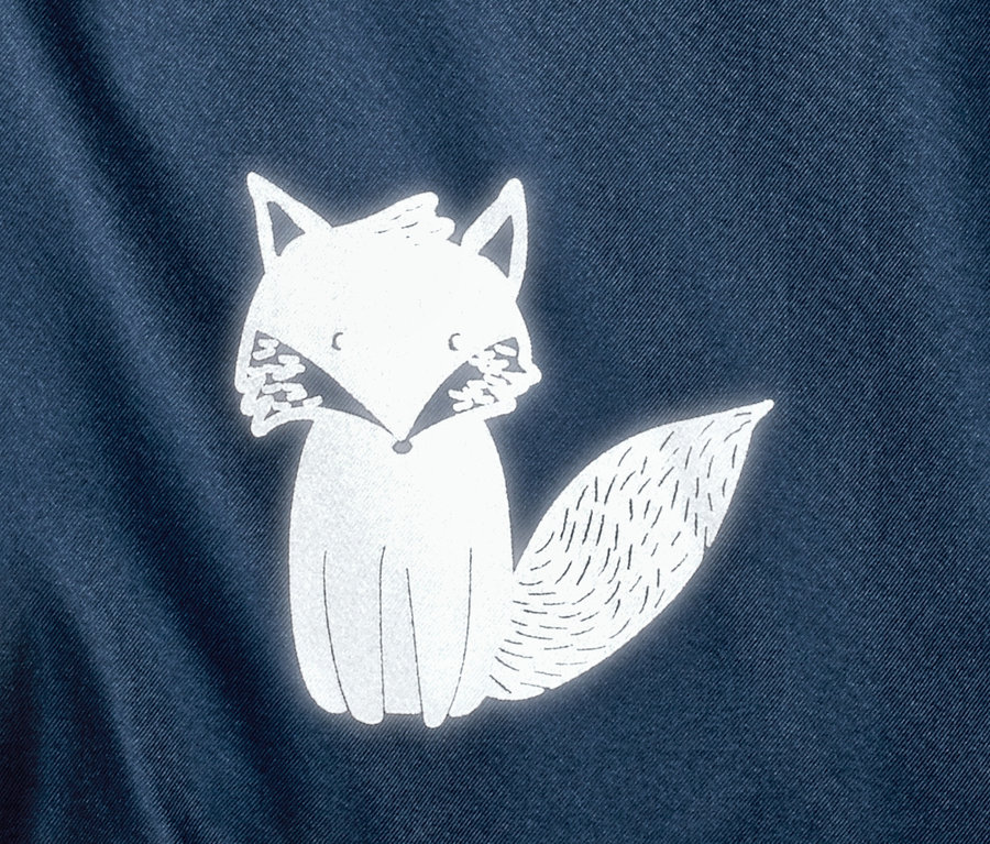 Detail tmavomodrého overalu do dažďa s bielou kreslenou líškou.