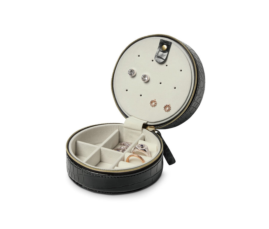 Otvorená malá šperkovnica s čiernym krokodílím vzorom a šperky vnútri.