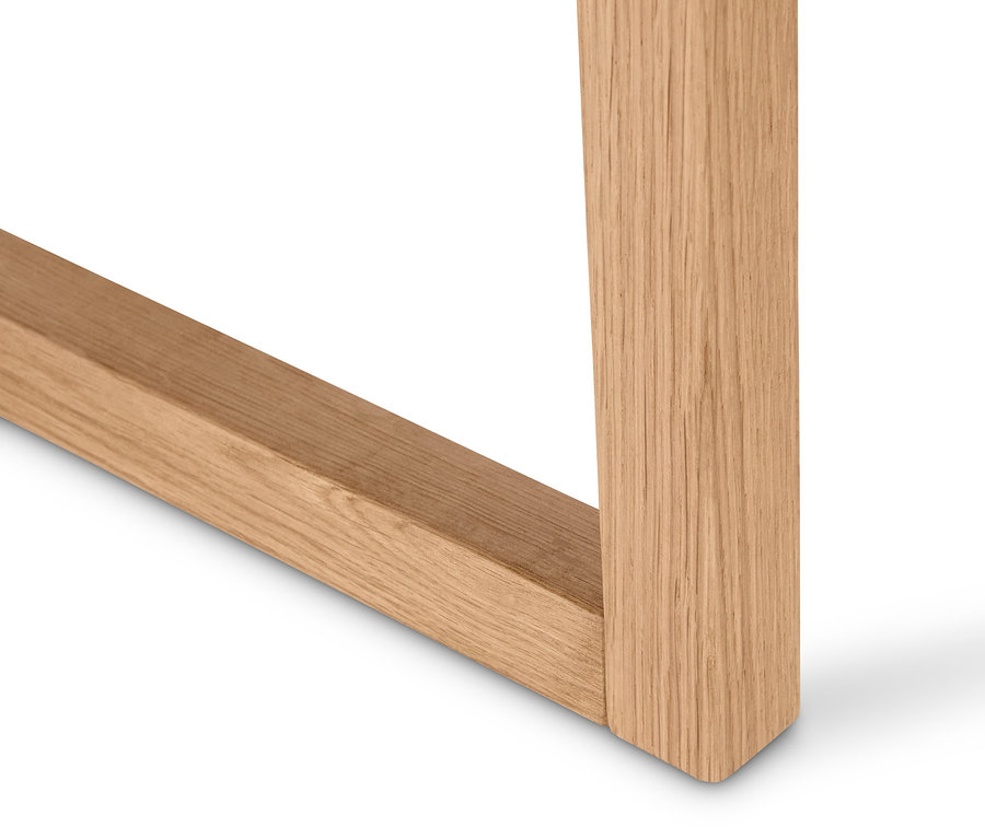 Detail nohy okrúhleho konferenčného stolíka.