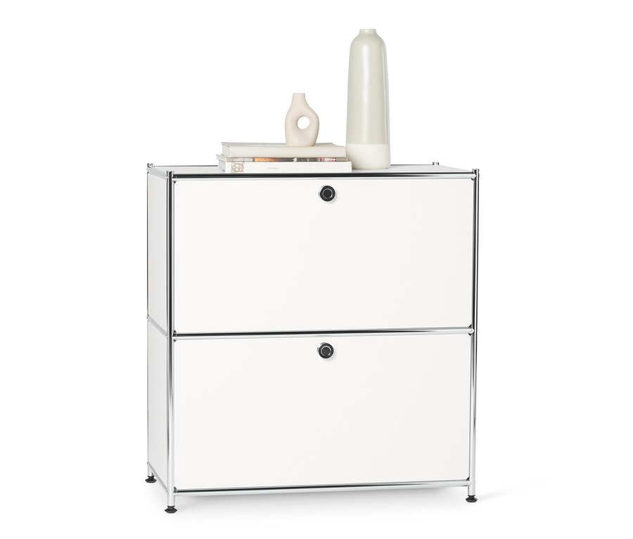 Biela kovová odkladacia skrinka »CN3« s výklopnými priehradkami a dvoma vázami navrchu.