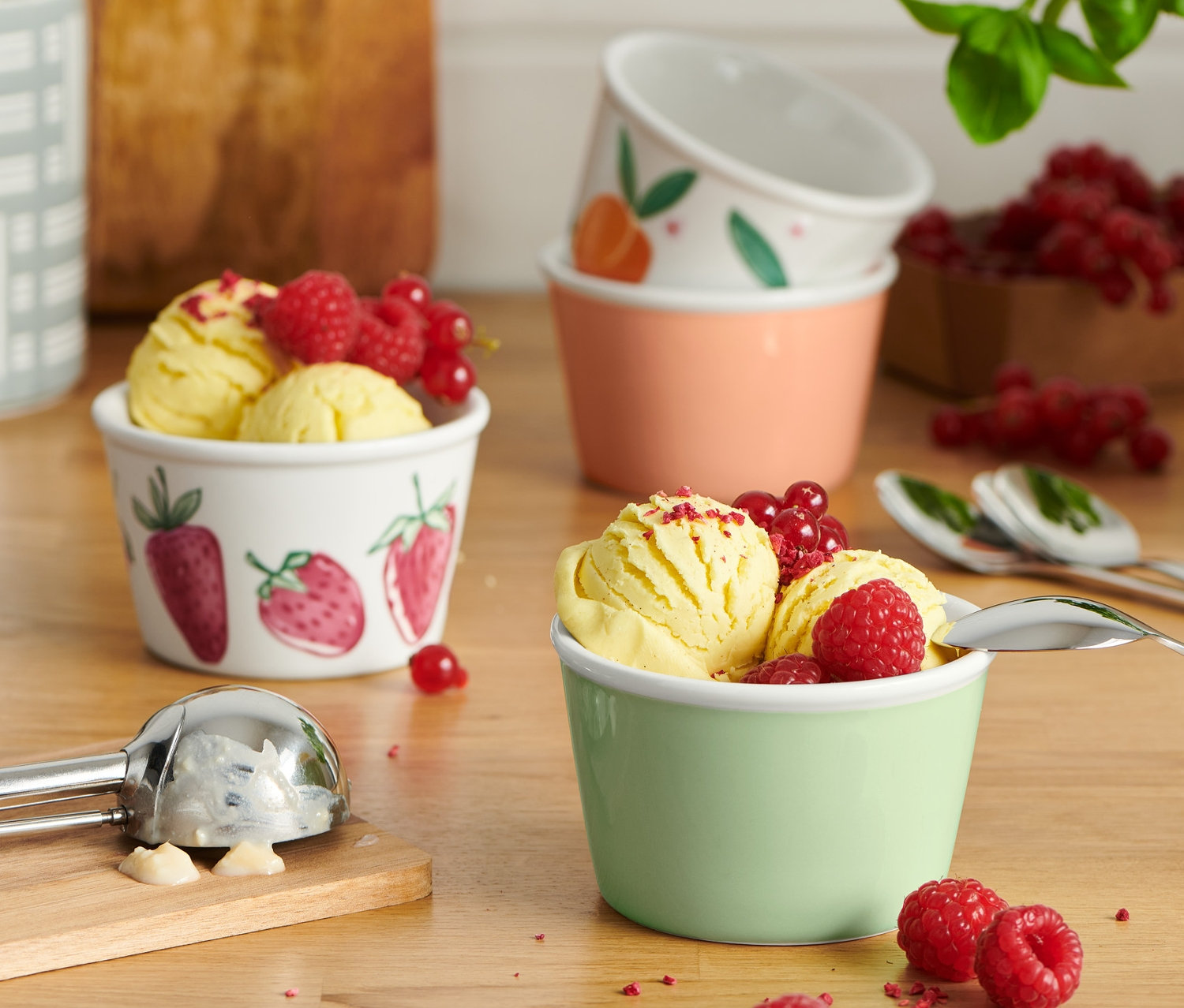 Žltá zmrzlina s malinami a ríbezľami v pohároch na zmrzlinu, 4 ks.