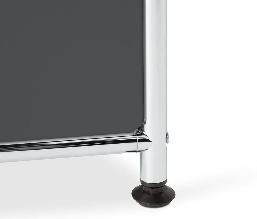 Detail šedej kovovej vysokej skrinky »CN3« so 4 výklopnými priehradkami.