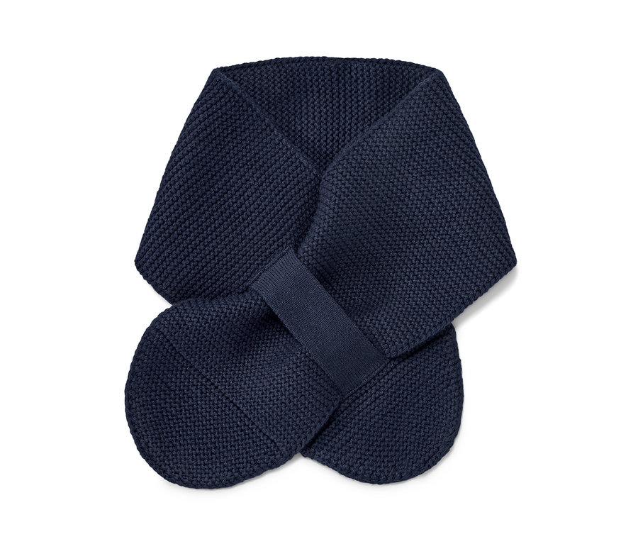 Detailný záber na detský pletený šál.