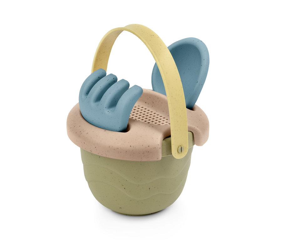 Súprava hračiek do piesku: zelený vedro so žltou rukoväťou, modrý hrable a lopatka.