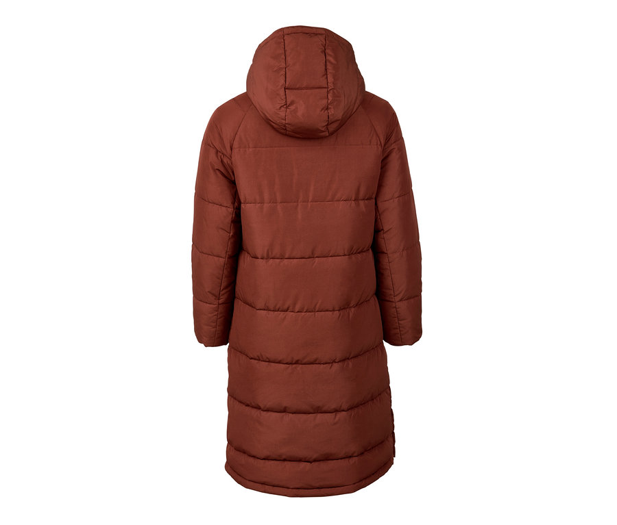 Pohľad zozadu na prešívaný kabát s kapucňou.