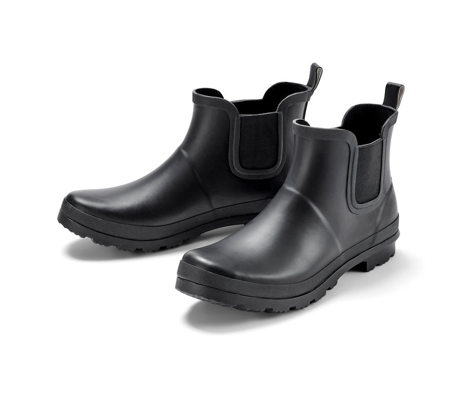 Dva páry čiernych čižiem Chelsea do dažďa.