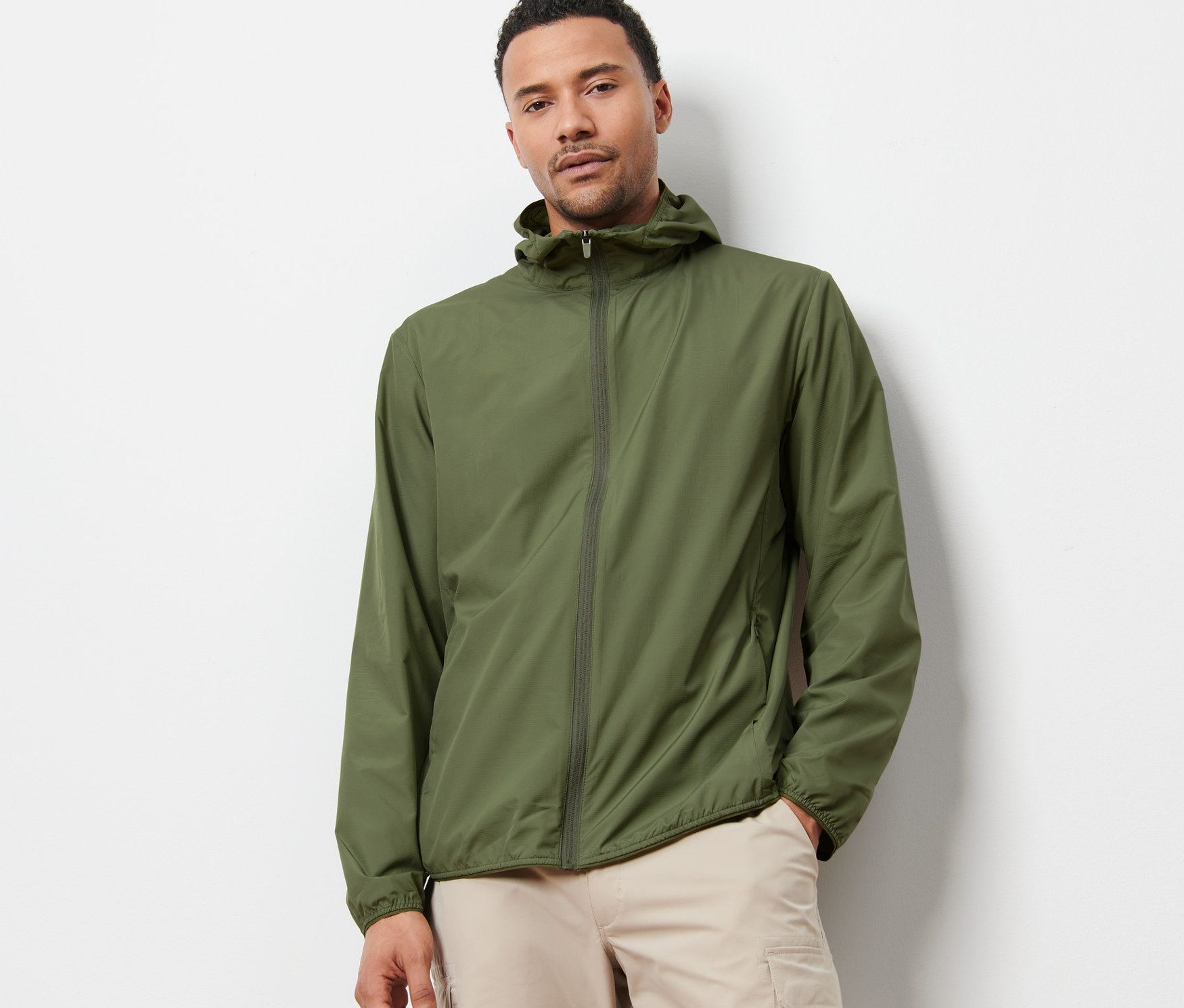 Muž má na sebe ľahkú funkčnú bundu.