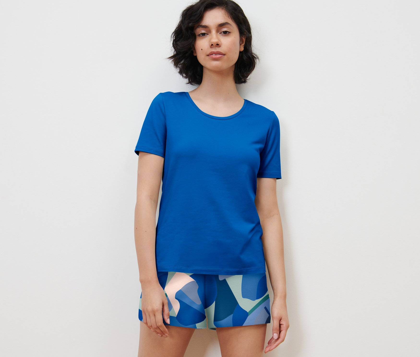 Žena má na sebe krátke pyžamo.