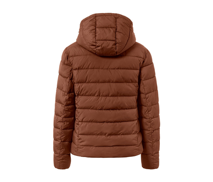 Pohľad zozadu na koňakovú prešívanú bundu s kapucňou.