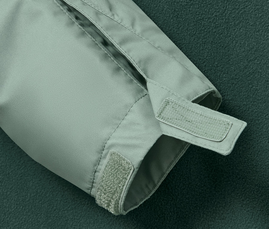 Detail rukávu detskej bundy do každého počasia so suchým zipsom.