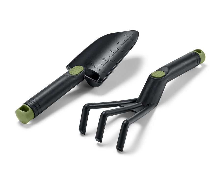 Čierna lopatka a hrable zo súpravy záhradného náradia.