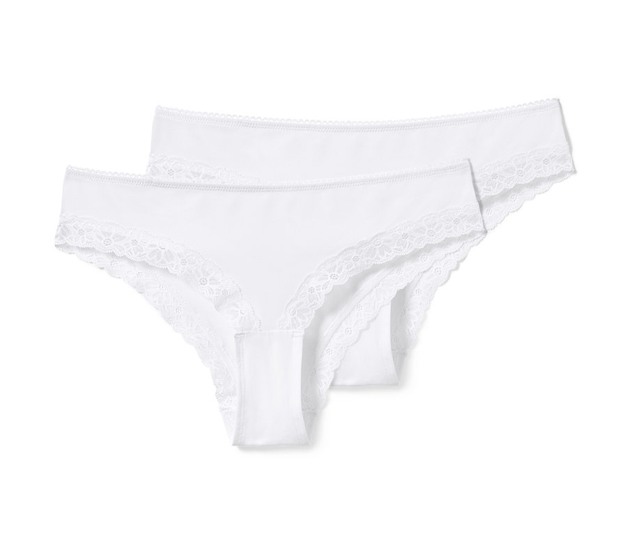 Dvoje bielych brazílskych nohavičiek s čipkou.