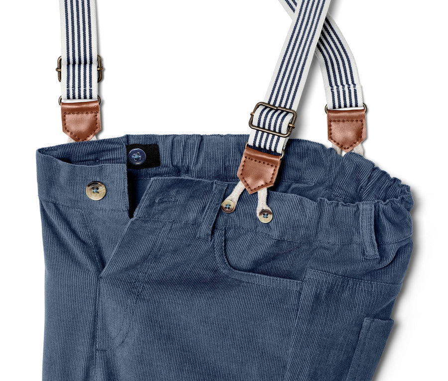 Detail detských menčestrových nohavíc s odnímateľnými trakmi, modrá farba.