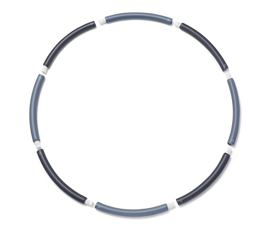 Obruč na cvičenie zložená zo striedavo tmavých a svetlomodrých segmentov spojených bielymi konektormi.