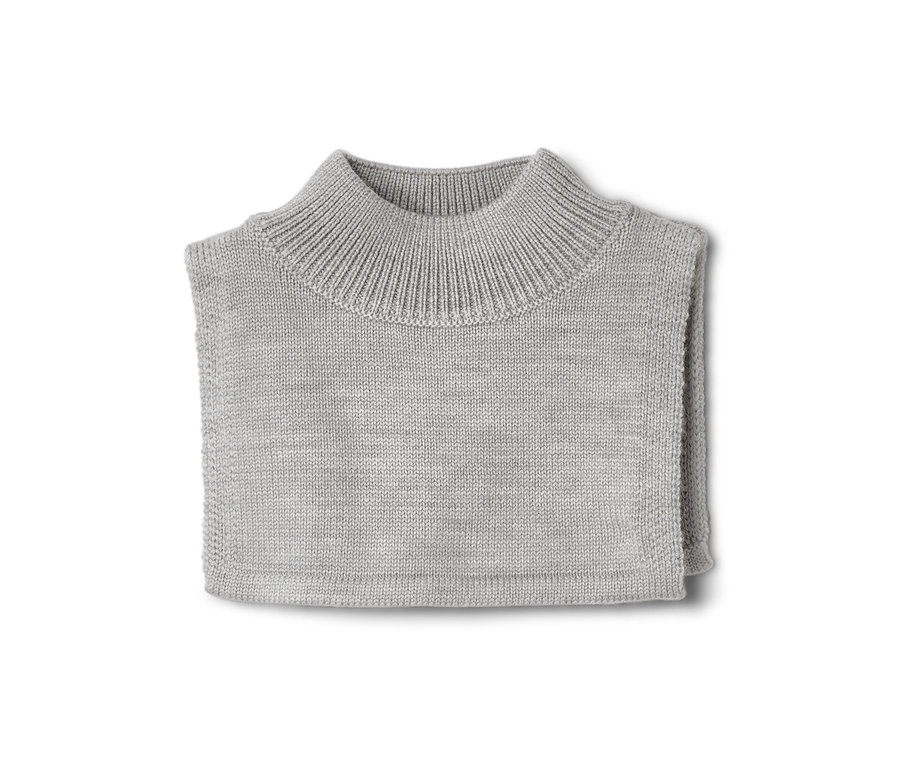 Sivý detský vlnený rolákový šál je zložený.