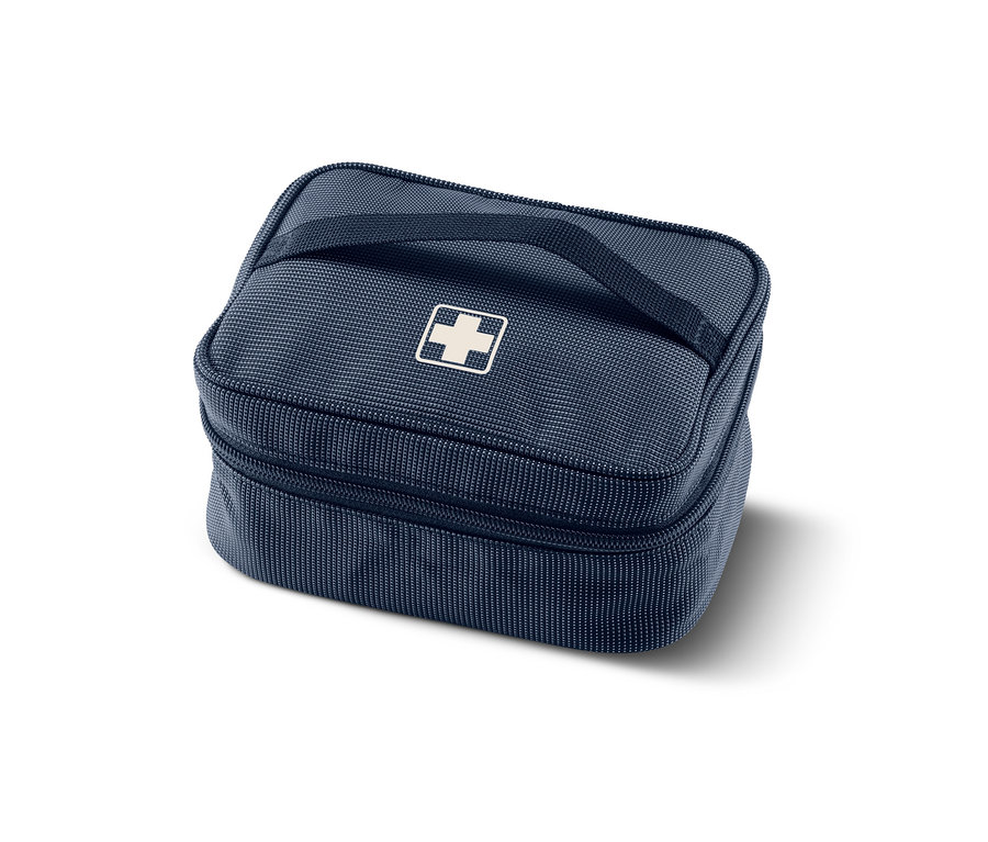 Tmavomodrá textilná lekárnička s bielym krížom a držadlom.