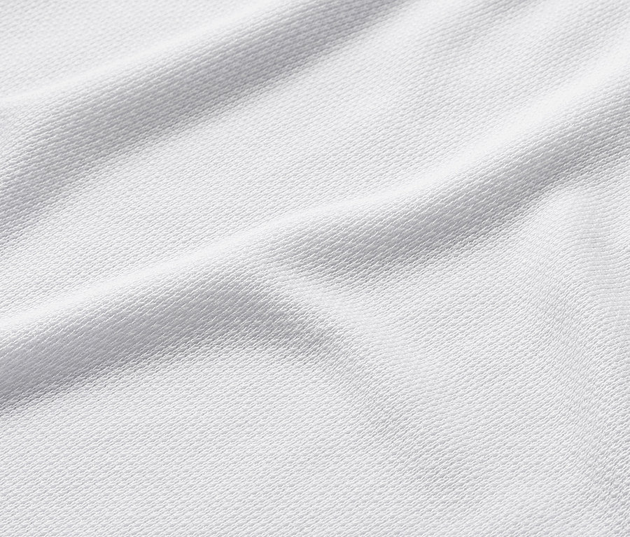 Detail bieleho štruktúrovaného trička.