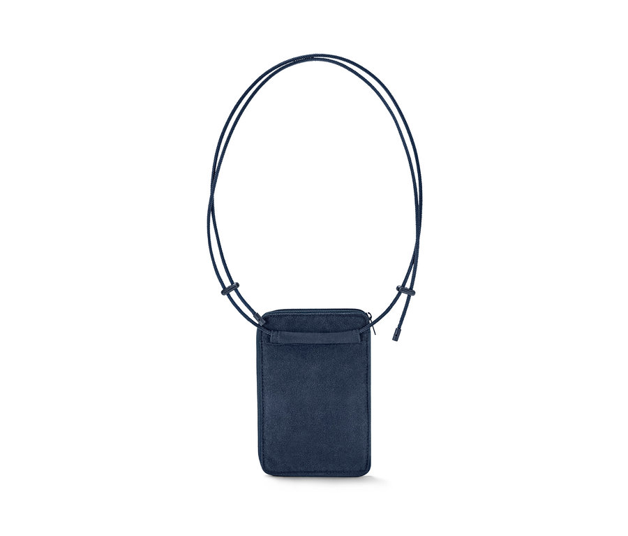 Detail modrej bezpečnostnej náprsnej taštičky s čiernou šnúrkou.