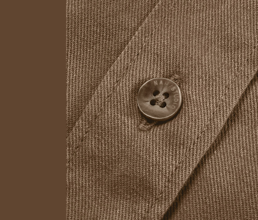 Detail hnedé ľanovej košele s gombíkom.