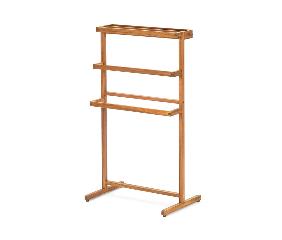 Hnedý drevený nemý sluha s tromi tyčami.