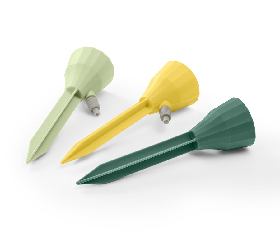 Tri automatické zavlažovacie tyčinky v zelenej, žltej a tmavozelenej farbe.