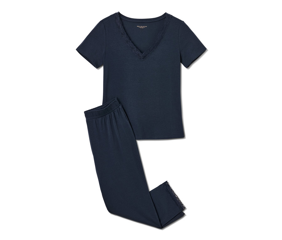 Tmavomodré pyžamo s čipkou.