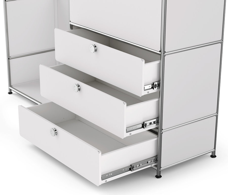 Detail bielej kovovej komody »CN3« s drevenou doskou, 1 tyčou na oblečenie, 1 priehradkou a 3 zásuvkami, pričom 3 zásuvky sú otvorené.