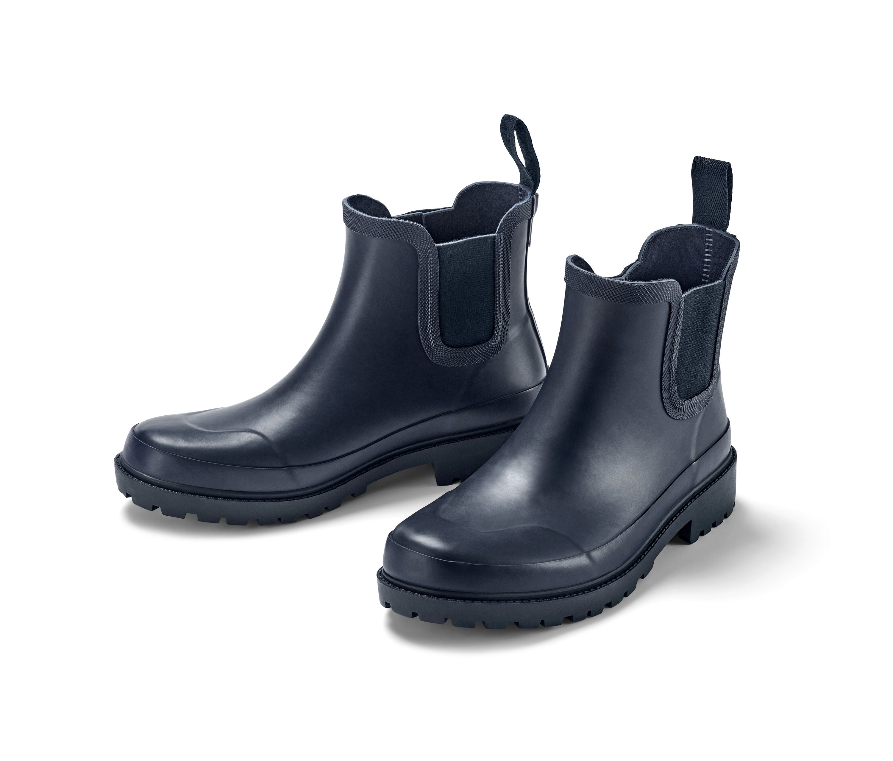 Dva páry krátkych gumových čižiem na bielom pozadí.